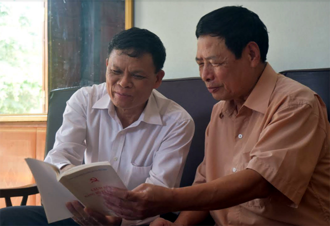 Ông Nguyễn Duy Thêm (bên phải) và ông Trần Quang Trung - Chủ tịch UBND xã Báo Đáp cùng nhau ôn lại truyền thống lịch sử Đảng bộ địa phương.