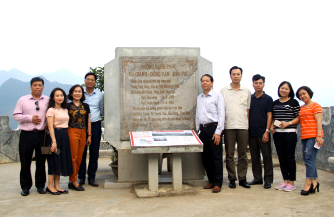Đoàn công tác Báo Yên Bái trong chuyến đi thực tế tại huyện Đồng Văn, tỉnh Hà Giang.