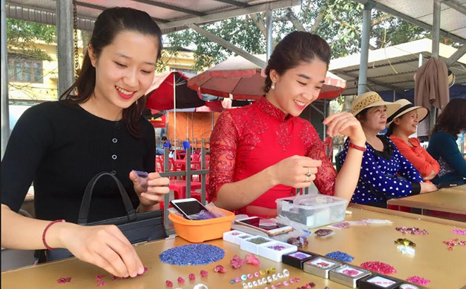 Luc Yen gemstone market attracts not only traders but also tourists.