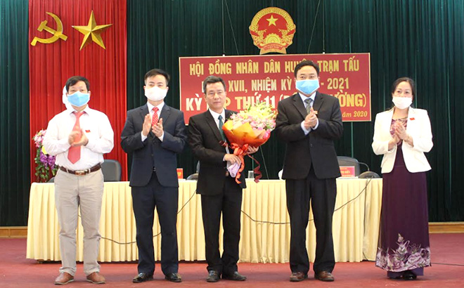 Thường trực HĐND huyện Trạm Tấu tặng hoa chúc mừng tân Chủ tịch UBND huyện Trạm Tấu Vũ Lê Chung Anh.