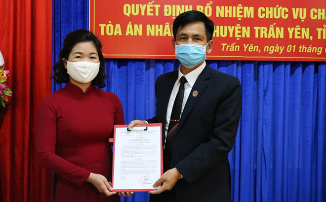 Chánh an TAND tỉnh Yên Bái Phan Văn Tiến trao Quyết định bổ nhiệm Chánh án TAND huyện Trấn Yên cho đồng chí Nguyễn Hồng Phượng.