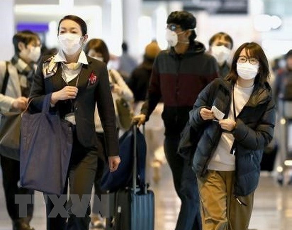 Hành khách tại sân bay Narita, gần Tokyo, Nhật Bản.