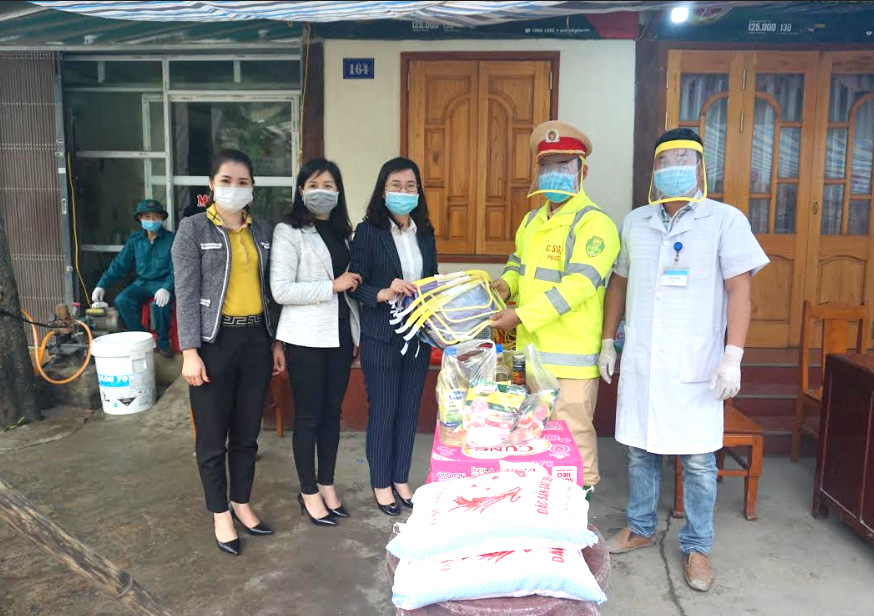 Được sự hỗ trợ kinh phí của Câu lạc bộ nữ kinh doanh, lãnh đạo Hội LHPN huyện Yên Bình trao mũ chống giọt bắn và các nhu yếu phẩm cần thiết cho cán bộ ứng trực tại chốt kiểm soát dịch bệnh Covid-19 của tỉnh đóng trên địa bàn.