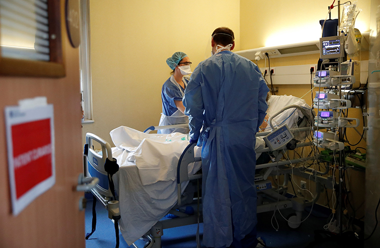 Bác sĩ và y tá chăm sóc cho một bệnh nhân nhiễm Covid-19 tại bệnh viện Peupliers, Paris hôm 7/4