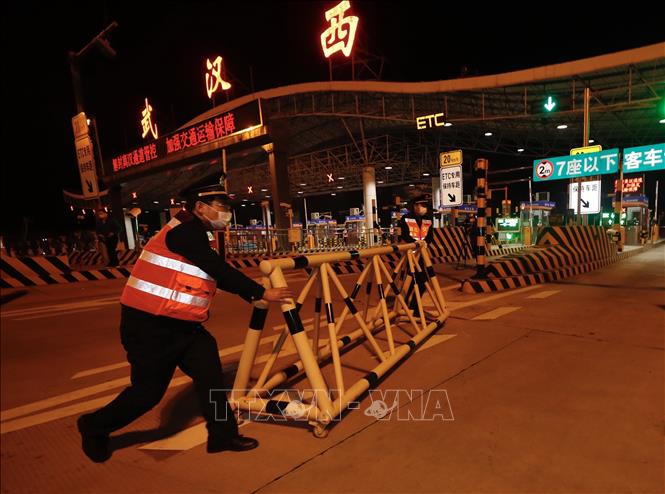 Nhân viên nhà ga đường sắt cao tốc phía Tây Vũ Hán, tỉnh Hồ Bắc, Trung Quốc dỡ bỏ phong tỏa, ngày 8/4/2020. (Ảnh: Tin tức)