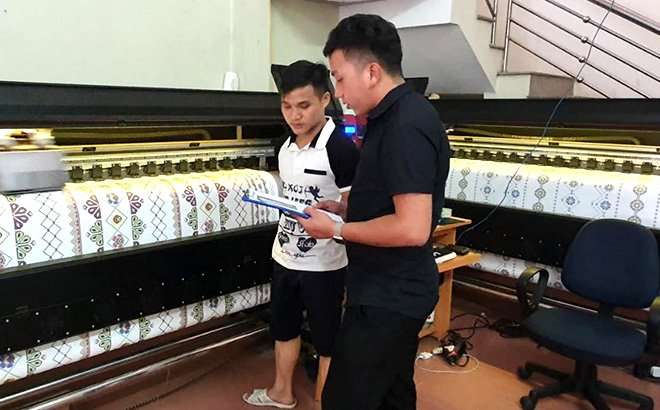 Công ty TNHH HMong 4S Việt Nam với dây chuyền sản xuất trang phục dân tộc tạo việc làm cho nhiều thanh niên địa phương.