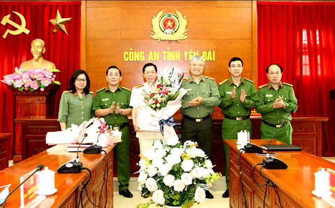 Ban Giám đốc Công an tỉnh Yên Bái tặng hoa chúc mừng Đại tá Trần Kim Hải.
