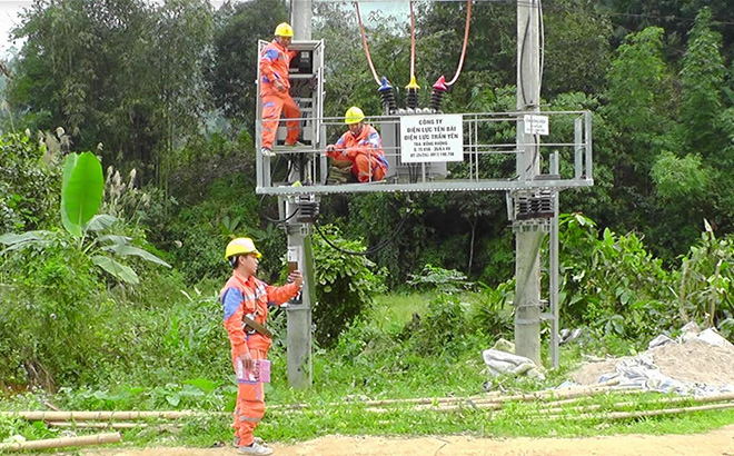 Công nhân Điện lực Trấn Yên lắp đặt hệ thống lưới điện tại thôn Đồng Ruộng, xã Kiên Thành.