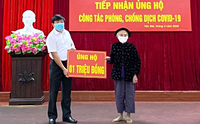 Đến 16 giờ ngày 7/4, Ủy ban MTTQ tỉnh đã tiếp nhận ủng hộ của 71 lượt tập thể, cá nhân ủng hộ công tác phòng, chống dịch COVID-19 (Trong ảnh: Cụ Hà Thị Dần (102 tuổi) phường Yên Thịnh, thành phố Yên Bái ủng hộ phòng, chống COVID-19)