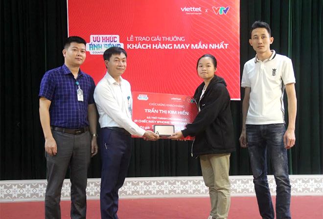 Lãnh đạo Viettel tai m88 vin trao Iphone 11 Pro Max 512GB trị giá 37.990.000 đồng cho chị Trần Thị Kim Hiền ở tổ 7, phường Trung Tâm, thị xã Nghĩa Lộ là người chơi may mắn trúng thưởng.