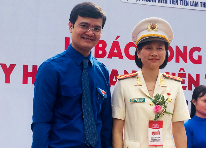 Đại úy Khuất Thị Thu Hằng tại Lễ trao tặng Huy hiệu “Thanh niên tiên tiến làm theo lời Bác”.