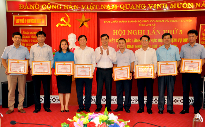 Lãnh đạo Đảng bộ KCQ&DN tỉnh tặng giấy khen cho các tổ chức cơ sở đảng đạt 
