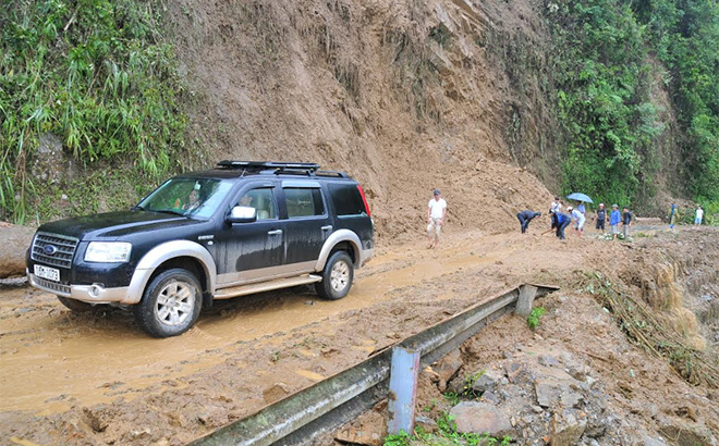 Nhân dân huyện Trạm Tấu tham gia đảm bảo giao thông sau mưa bão trên tuyến tỉnh lộ 174.