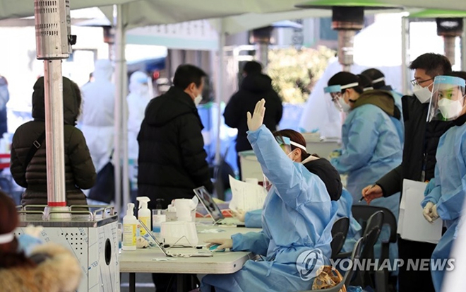Người dân xếp hàng chờ xét nghiệm Covid-19 tại quảng trường trước nhà ga Seoul.