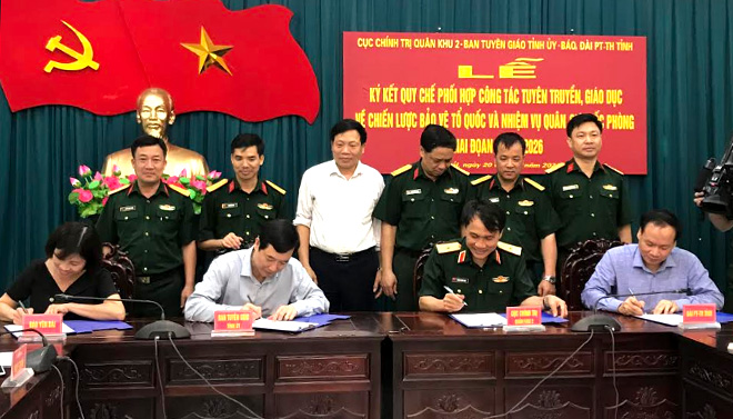 Äáº¡i diá»‡n lÃ£nh Ä‘áº¡o Cá»¥c ChÃ­nh trá»‹ QuÃ¢n khu 2, Ban TuyÃªn giÃ¡o Tá»‰nh á»§y, BÃ¡o YÃªn BÃ¡i, ÄÃ i PhÃ¡t thanh vÃ Truyá»n hÃ¬nh tá»‰nh kÃ½ káº¿t thá»±c hiá»‡n Quy cháº¿ phá»‘i há»£p tuyÃªn truyá»n.