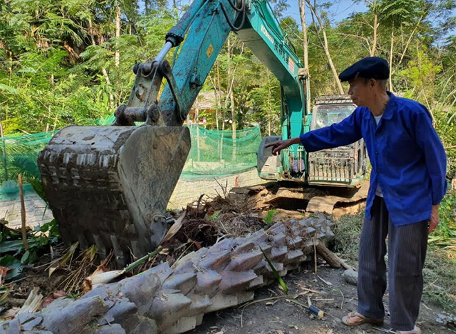 An ethnic minority household donates garden land to build road