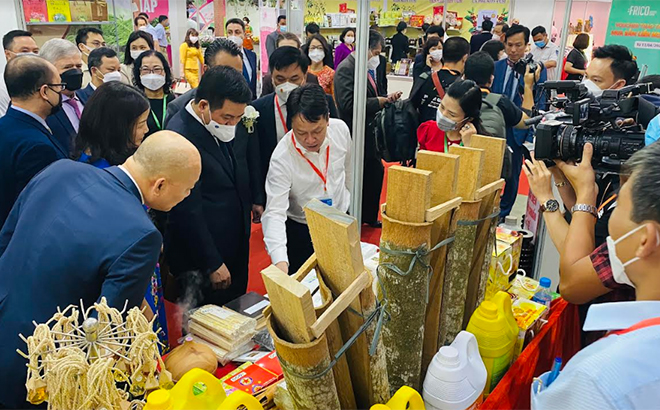 Các đại biểu tham quan gian hàng trưng bày sản phẩm của tỉnh Yên Bái. 