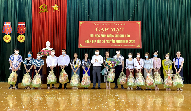 Đồng chí Ngô Hạnh Phúc -Phó Chủ tịch UBND tỉnh tặng quà cho đại diện các lưu học sinh Lào