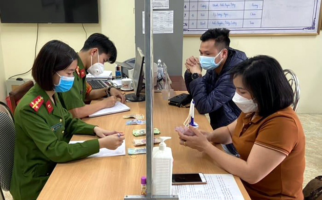 chị Nguyễn Thị Lan Hương - nữ điều dưỡng Bệnh viện Giao thông vận tải cùng đồng nghiệp là anh Trần Xuân Trọng trình báo tại trụ sở Công an phường Đồng Tâm.