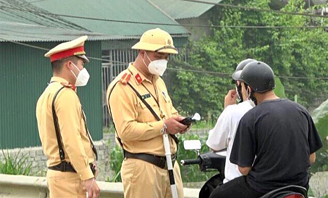 Cán bộ, chiến sĩ Đội Cảnh sát giao thông - Trật tự, Công an huyện Yên Bình kiểm tra, kiểm soát các phương tiện lưu thông trên tỉnh lộ 169.