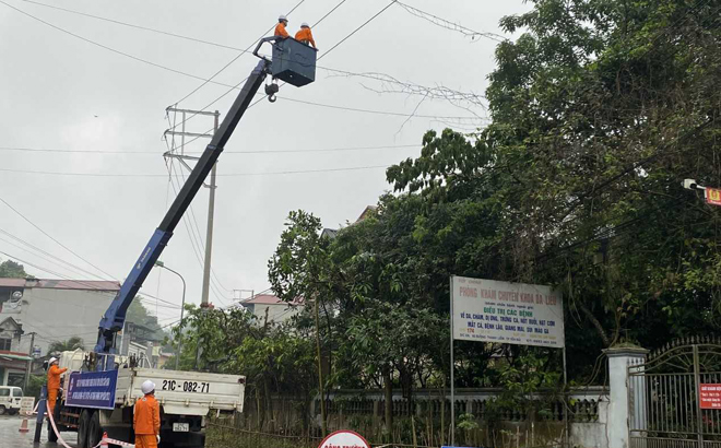 Cán bộ, công nhân ngành điện diễn tập thực hành xử lý, khắc phục sự cố về điện do mưa bão gây ra hạng mục tăng cường dây dẫn giữa khoảng.