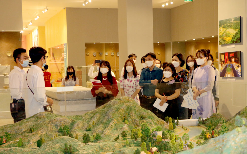 The provincial museum is a favored destination for tourists to explore the land and people of Yen Bai throughout its historical journey.
