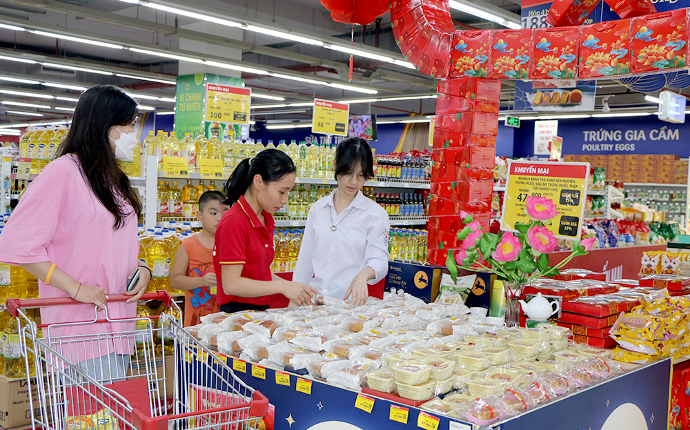Consumers shopping at Winmart Supermarket in Yen Bai.