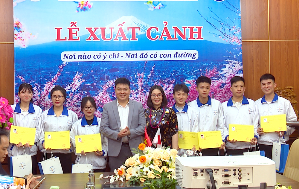 Leaders of Vinacore International Consulting, Services and Trading joint Stock Company present course completion certificates to workers prior to their overseas employment in Japan.