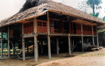 Ngôi nhà sàn 5 gian của đồng bào Dao xã Phúc An (huyện Yên Bình) có khung nhà bằng bê tông cốt thép, vẫn giữ được nét truyền thống.