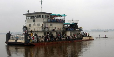 Nhiều tàu thuyền ở Congo thường xuyên chở quá tải.