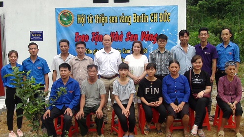 Các đại biểu tại lễ khánh thành nhà nhân ái