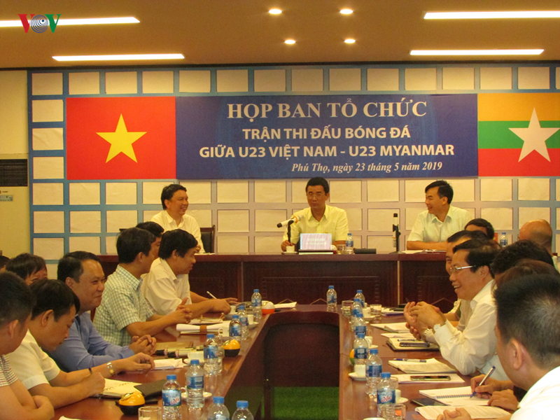 Lãnh đạo Sở Văn hóa - Thể thao và Du lịch báo cáo tiến độ thi công các hạng mục sửa chữa, nâng cấp sân vận động Việt Trì.