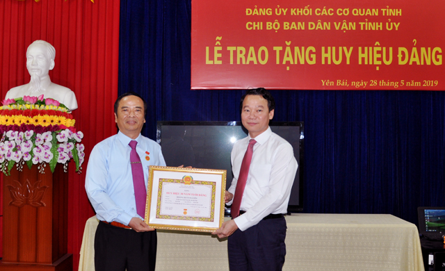 Äá»ng chÃ­ Äá» Äá»©c Duy - PhÃ³ BÃ­ thÆ° Tá»nh á»§y, Chá»§ tá»ch UBND tá»nh trao Huy hiá»u Äáº£ng cho Äá»ng chÃ­ HoÃ ng XuÃ¢n NguyÃªn - á»¦y viÃªn Ban ThÆ°á»ng vá»¥, TrÆ°á»ng ban DÃ¢n váº­n Tá»nh á»§y.