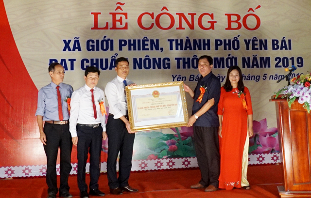 Lãnh đạo Sở Nông nghiệp và Phát triển nông thôn trao Bằng công nhận xã Giới Phiên đạt chuẩn nông thôn mới năm 2019.
