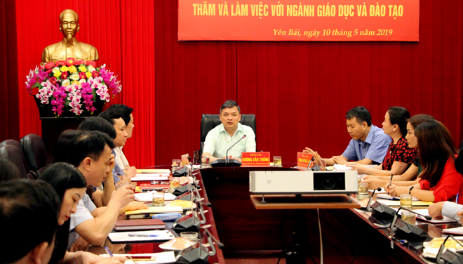 Äá»ng chÃ­ DÆ°Æ¡ng VÄn Thá»ng - PhÃ³ BÃ­ thÆ° ThÆ°á»ng trá»±c Tá»nh á»§y, TrÆ°á»ng ÄoÃ n Äáº¡i biá»u Quá»c há»i tá»nh phÃ¡t biá»u táº¡i buá»i lÃ m viá»c.