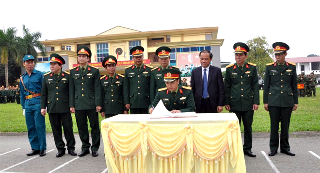 Các đồng chí lãnh đạo tỉnh và Bộ CHQS tỉnh chứng kiến ký kết giao ước thi đua thực hiện tốt các chỉ thị, nghị quyết của cấp trên tại Lễ ra quân huấn luyện tỉnh Yên Bái năm 2019.
