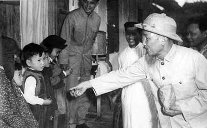 Bác Hồ chia kẹo cho thiếu nhi thị xã Cao Bằng trong chuyến thăm tỉnh Cao Bằng ngày 21/2/1961. Ảnh: Bảo tàng Lịch sử quốc gia.