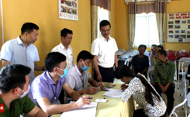 Đồng chí Dương Văn Tiến – Phó Chủ tịch UBND tỉnh kiểm tra công tác chi trả đối với đối tượng bị ảnh hưởng bởi dịch Covid -19 tại huyện Trạm Tấu.