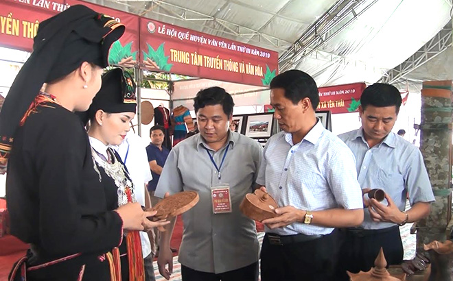 Các đồng chí lãnh đạo huyện Văn Yên tham quan trưng bày hàng thủ công mỹ nghệ từ quế của HTX Quế Văn Yên tại Lễ hội Quế Văn Yên lần thứ 3.