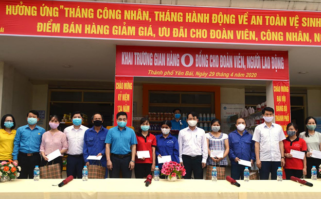 Lãnh đạo Liên đoàn Lao động tỉnh và thành phố Yên Bái trao hỗ trợ cho công nhân lao động có hoàn cảnh khó khăn, bị ảnh hưởng bởi dịch bệnh Covid-19 tại buổi khai trương 