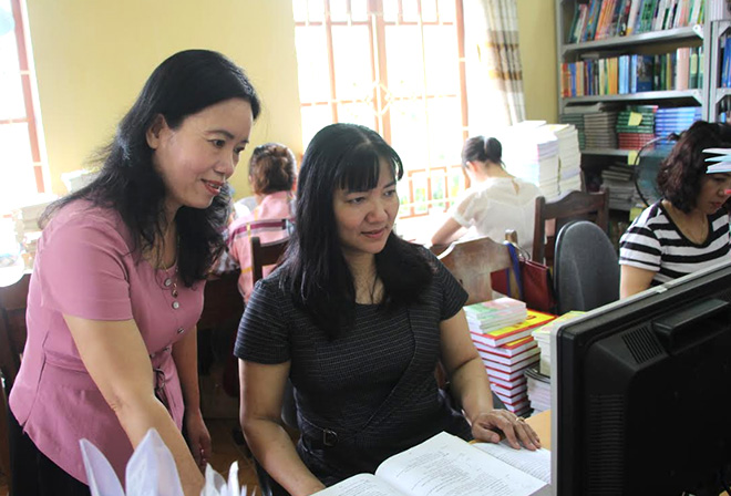 Giám đốc Thư viện tỉnh Lê Tú Anh cùng đồng nghiệp trao đổi chuyên môn, góp phần nâng cao hiệu quả hoạt động, thu hút bạn đọc.