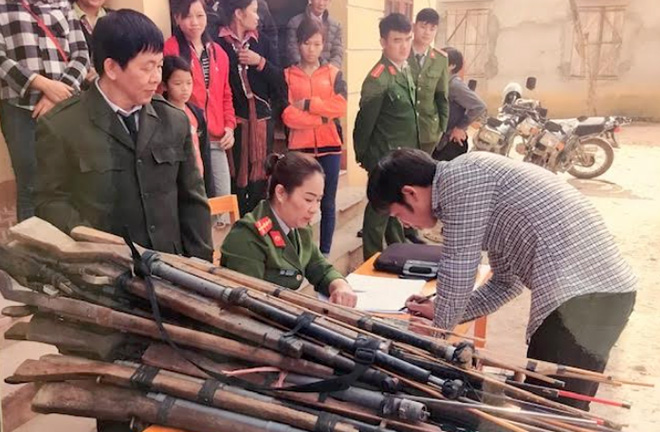 Lực lượng Công an huyện Văn Yên thu hồi vũ khí tự chế.