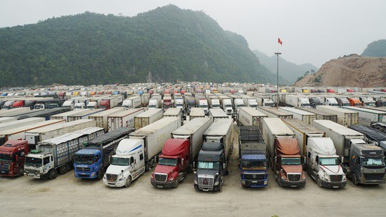 Nhu cầu xuất khẩu hàng hóa, nông sản Việt Nam sang Trung Quốc là rất lớn. Trong ảnh, kho bãi tập kết xe chở hàng hóa xuất nhập khẩu tại cửa khẩu Hữu Nghị - Lạng Sơn. Ảnh: Bộ NN-PTNT cung cấp
