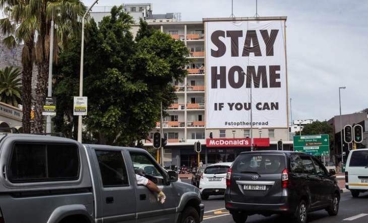 Biển quảng cáo trên phố Long Street, thủ đô Cape Town, Nam Phi.