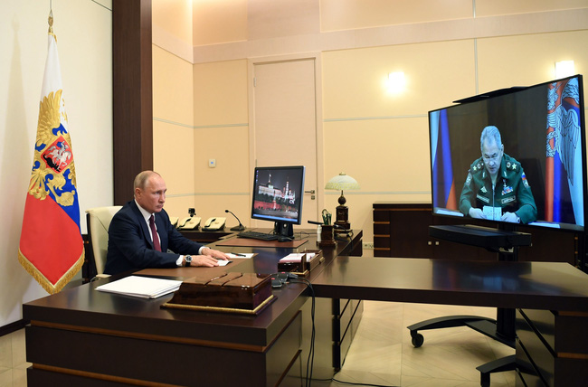 Tổng thống Nga Vladimir Putin họptrực tuyến với Bộ trưởng Bộ Quốc phòng Sergey Shoigu ngày 26/5.