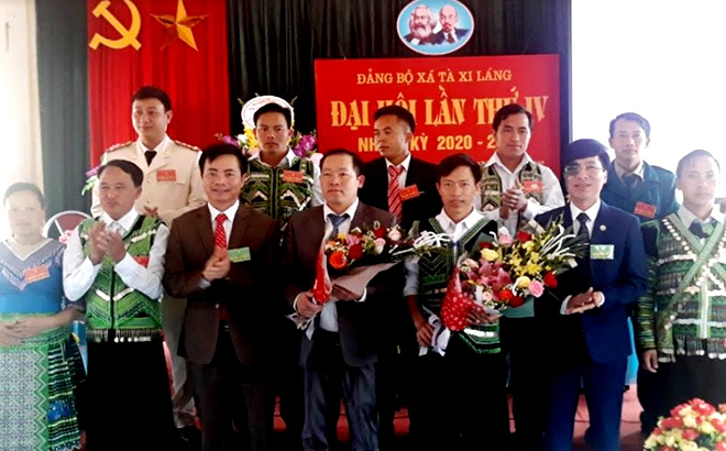 Đồng chí Trịnh Văn Xuê - Phó Bí thư Thường trực Huyện ủy Trạm Tấu tặng hoa chúc mừng Ban Chấp hành Đảng bộ xã Tà Xi Láng, nhiệm kỳ 2020 - 2025.