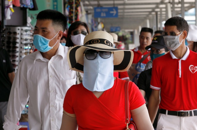 Du khách Việt Nam đi du lịch sau khi chính phủ nới lỏng lệnh giãn cách xã hội ở Quảng Ninh ngày 19/5.