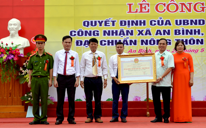 Ông Trần Thế Hùng - Giám đốc Sở Nông nghiệp và Phát triển nông thôn trao Bằng công nhận của UBND tỉnh cho xã An Bình đạt chuẩn nông thôn mới năm 2020