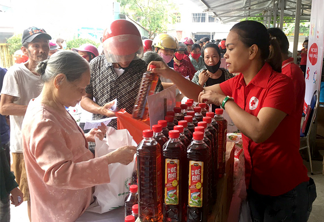 At the market, people receive necessities and food for daily use.