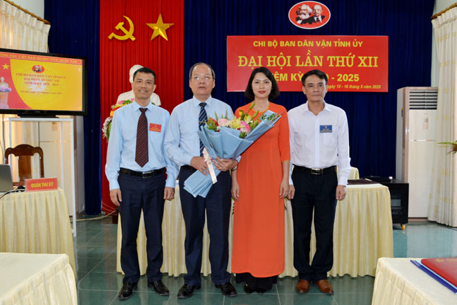 Lãnh đạo Đảng bộ Khối cơ quan và doanh nghiệp tỉnh tặng hoa chúc mừng Ban chấp hành Chi bộ Ban Dân vận Tỉnh ủy khóa XII